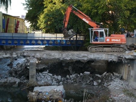 Niebezpieczny remont kładki nad rzeką Białą