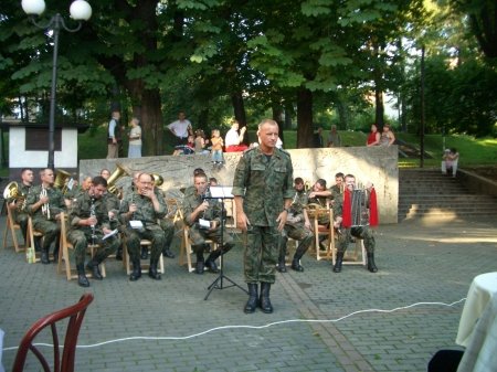 Wojsko w parku na spocznij
