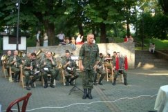 Wojsko w parku na spocznij