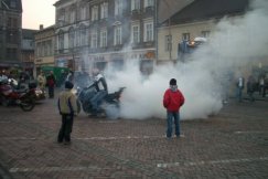Tłum motocyklistów pod zaporą