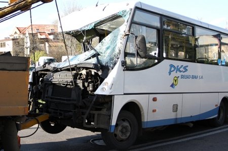 Drzewo spadło na autobus-są ranni