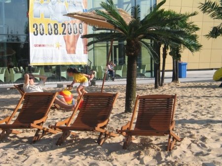 Plażowanie przed hipermarketem