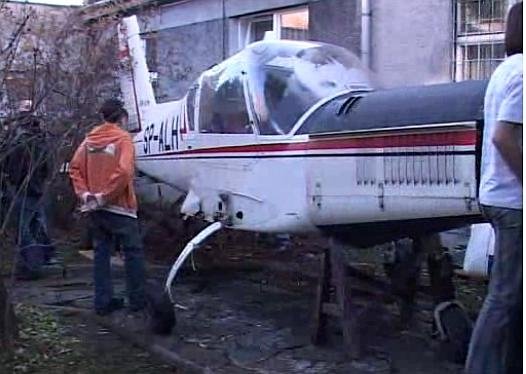 Samolot wylądował na dziedzińcu szkoły!