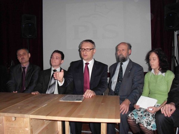 Pięta stawia na budownictwo