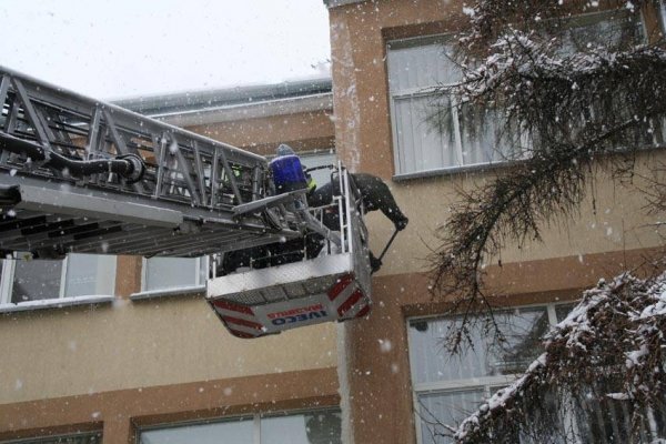 Coraz więcej śniegu na dachach
