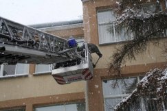 Coraz więcej śniegu na dachach