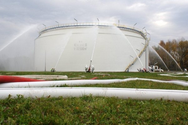 Pożar zbiorników z paliwem