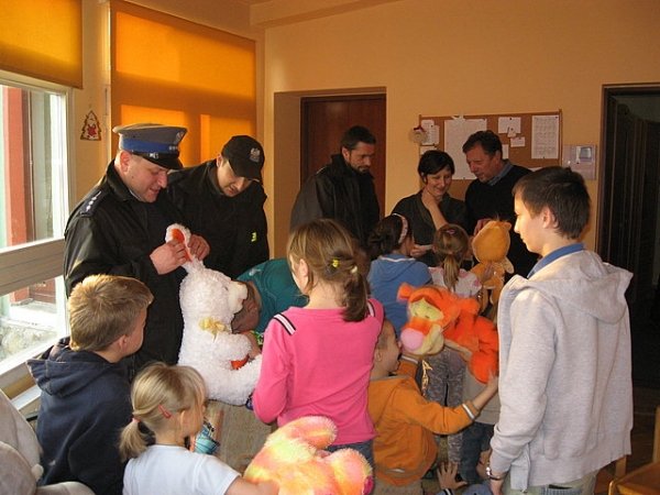 Policjanci wręczyli prezenty