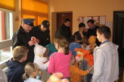 Policjanci wręczyli prezenty