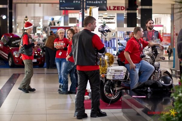 Motocykliści zbierają pieniądze