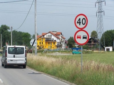 Zakaz wyprzedzania na odcinku 10 metrów