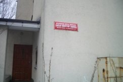 Samowola z prosektorium w tle