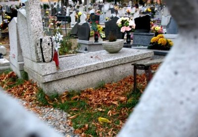 Sztuka za cmentarną bramą