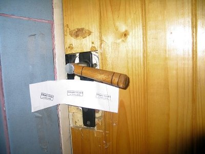 Trup na klatce schodowej