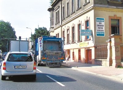 Z drogi śledzie,śmieciarka jedzie!