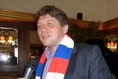 Akt odwagi z klapą w tle