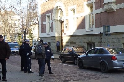 Żartownisie czekają na kajdanki
