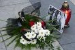 Maszerowali ze zniczami w dłoniach