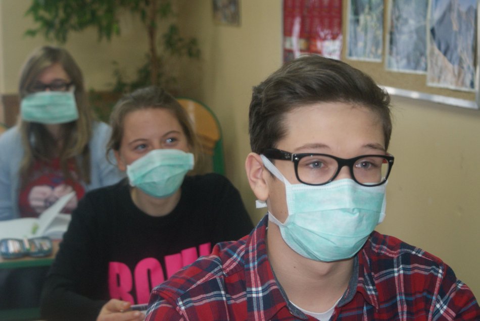 Nauczyciele i uczniowie w maskach