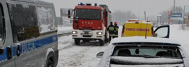 Jest ślisko: karambol na cztery auta