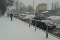 Radiowozy pilotują piaskarki