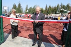 Prezydent otworzył boisko szkolne