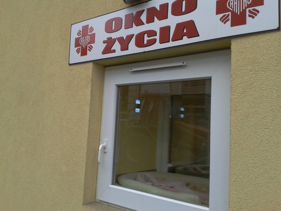 Noworodek leżał w bramie