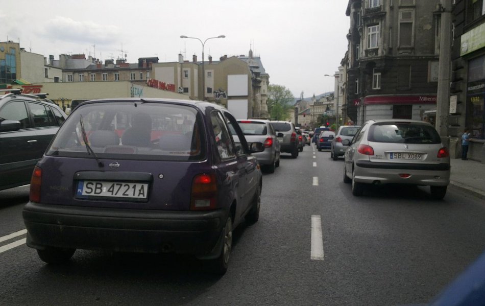 Stoją i klną