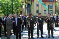Z wielką, żołnierską pompą