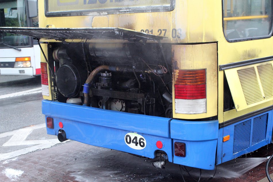 Autobus w ogniu, ewakuacja pasażerów