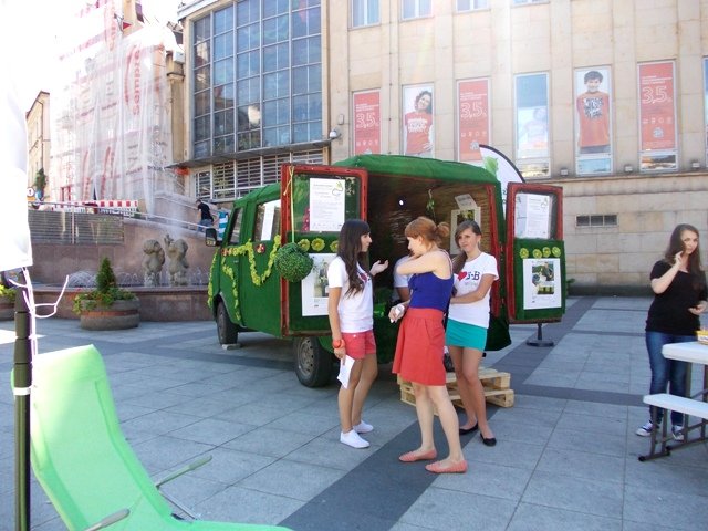 Niezwykły bus na placu Chrobrego