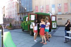 Niezwykły bus na placu Chrobrego