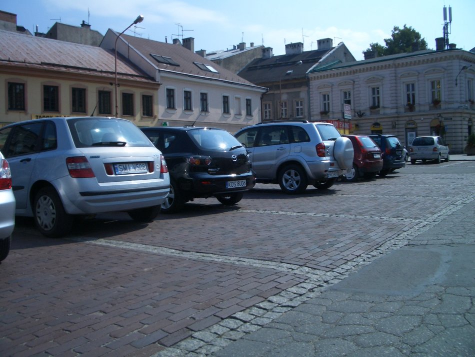 Uszkodził karoserię dwunastu aut