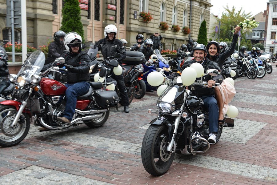 Weselny orszak motocyklistów