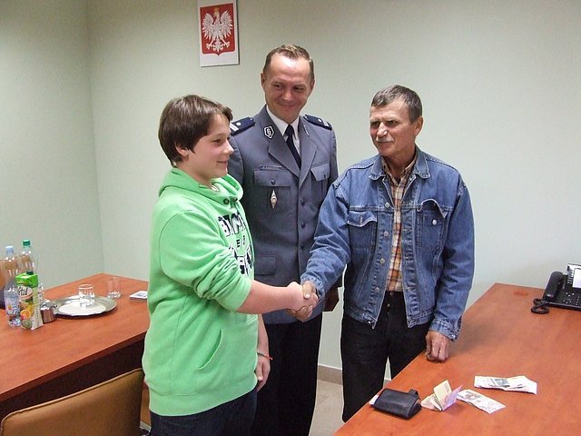 Uczciwy znalazca zwrócił 20 tys. zł