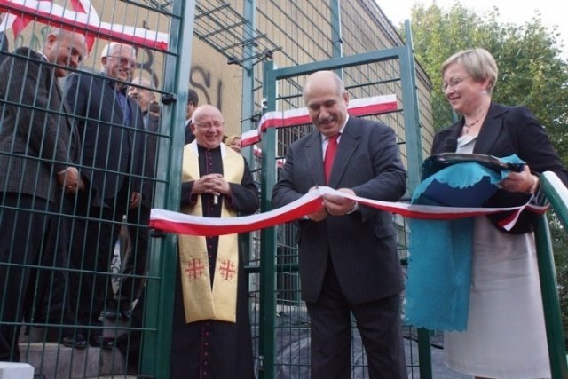 Dostojni goście na boisku szkolnym