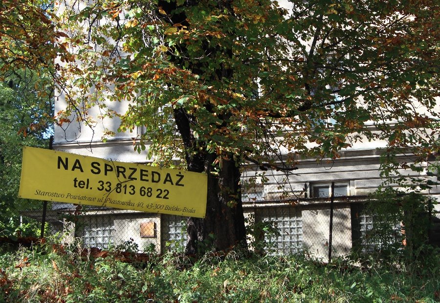 Szpital wyprzedaje srebra