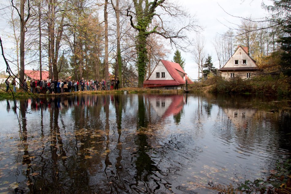 Las pełen artystów
