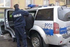 Biegali po dachach samochodów