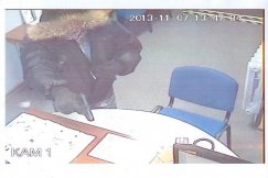 Napadł na bank - zdjęcia z monitoringu