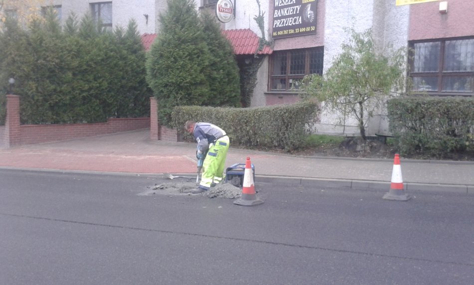 Drogowcy zrywają świeży asfalt