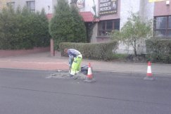 Drogowcy zrywają świeży asfalt