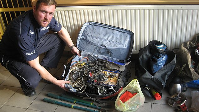 Policja szuka poszkodowanych