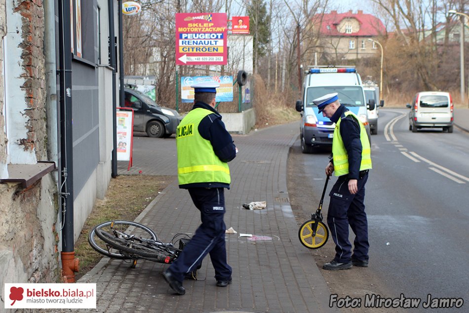 Rowerzysta z poważnymi obrażeniami