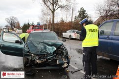 Czołowe zderzenie - trzy rozbite auta