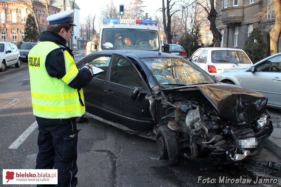 Uszkodziła trzy zaparkowane auta - foto