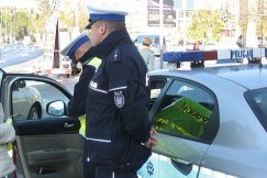 Kontrolerzy na drogach z lornetkami