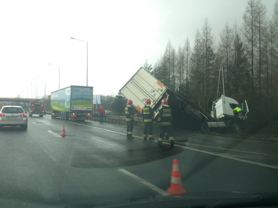 TIR zablokował pas w Wapienicy