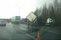 TIR zablokował pas w Wapienicy