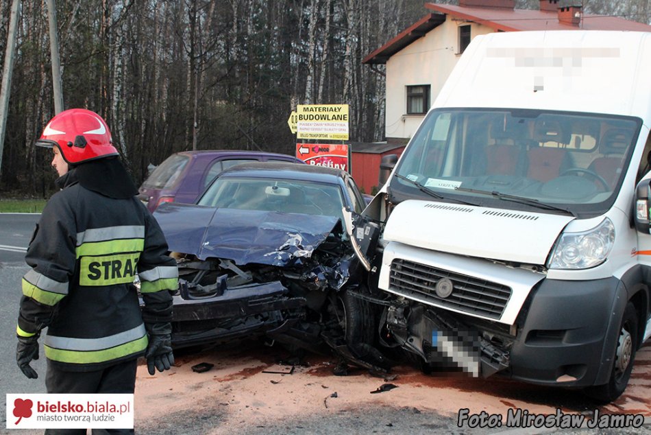 Zderzenie osobówki z busem - foto